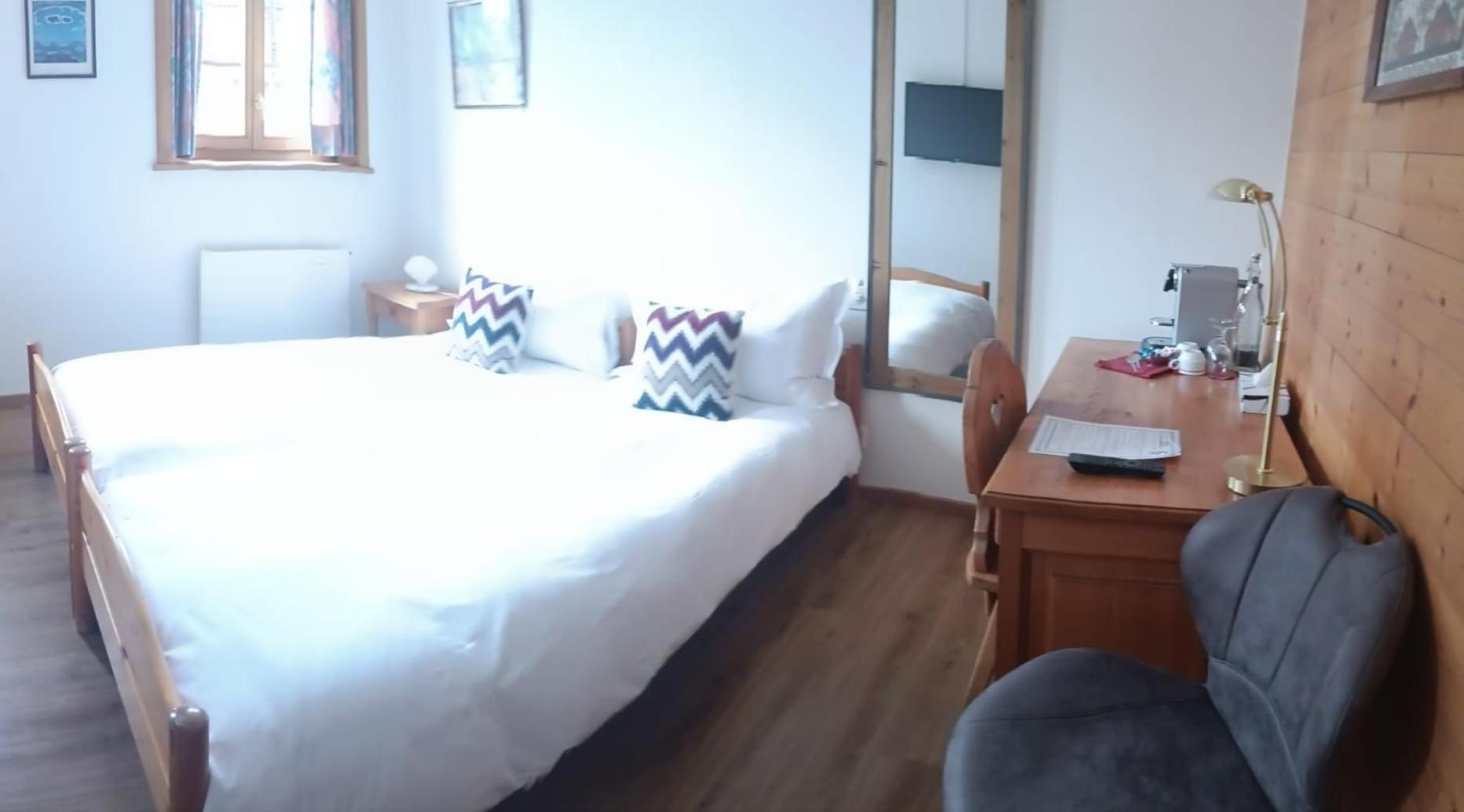 Hotel De Commune กืซตาด์ก ภายนอก รูปภาพ